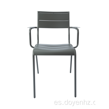 Sillón de listones de metal para exteriores con reposabrazos